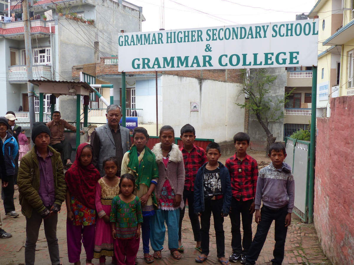 enfants Tamang a la grammar school