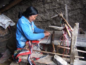 Femme de Samdo a son ouvrage Au métier a tisser