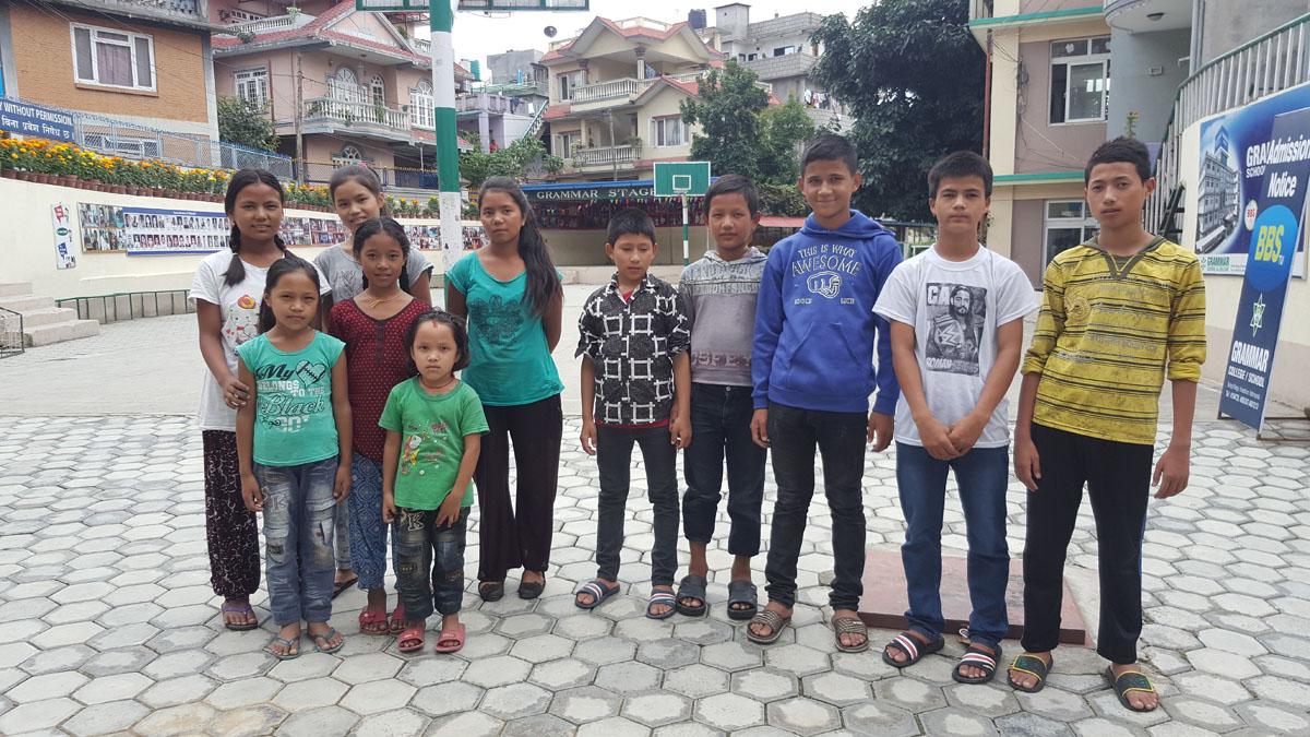 enfants de Magarsalu scolarisés a Katmandou