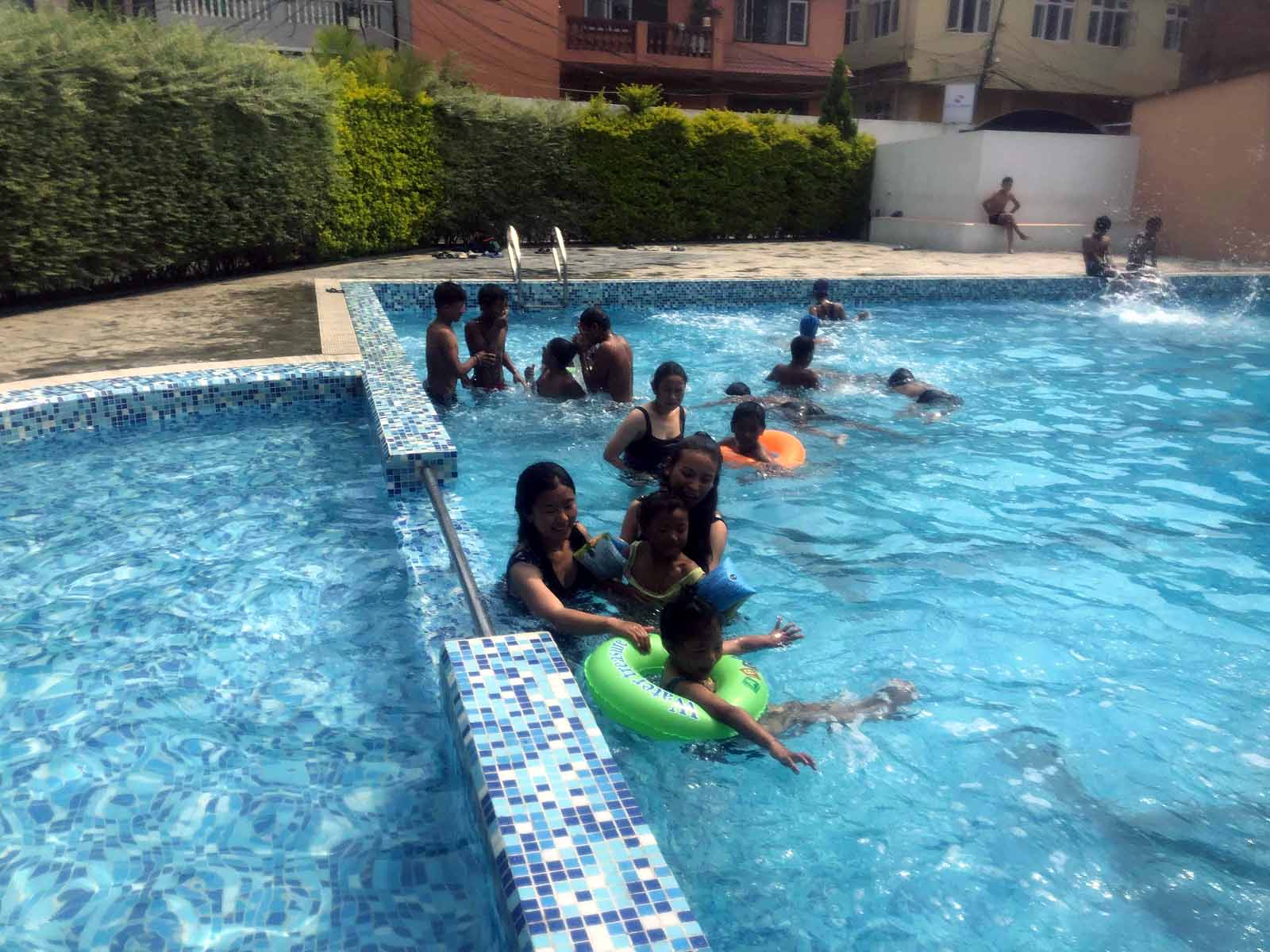 la piscine est la bienvenue après la randonnée