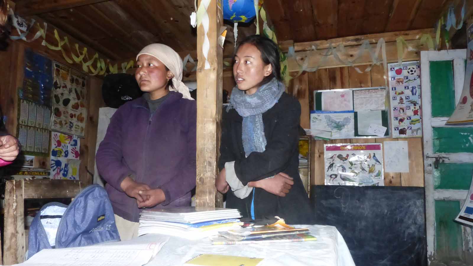 Dechen et Tsering ds bureau ecole