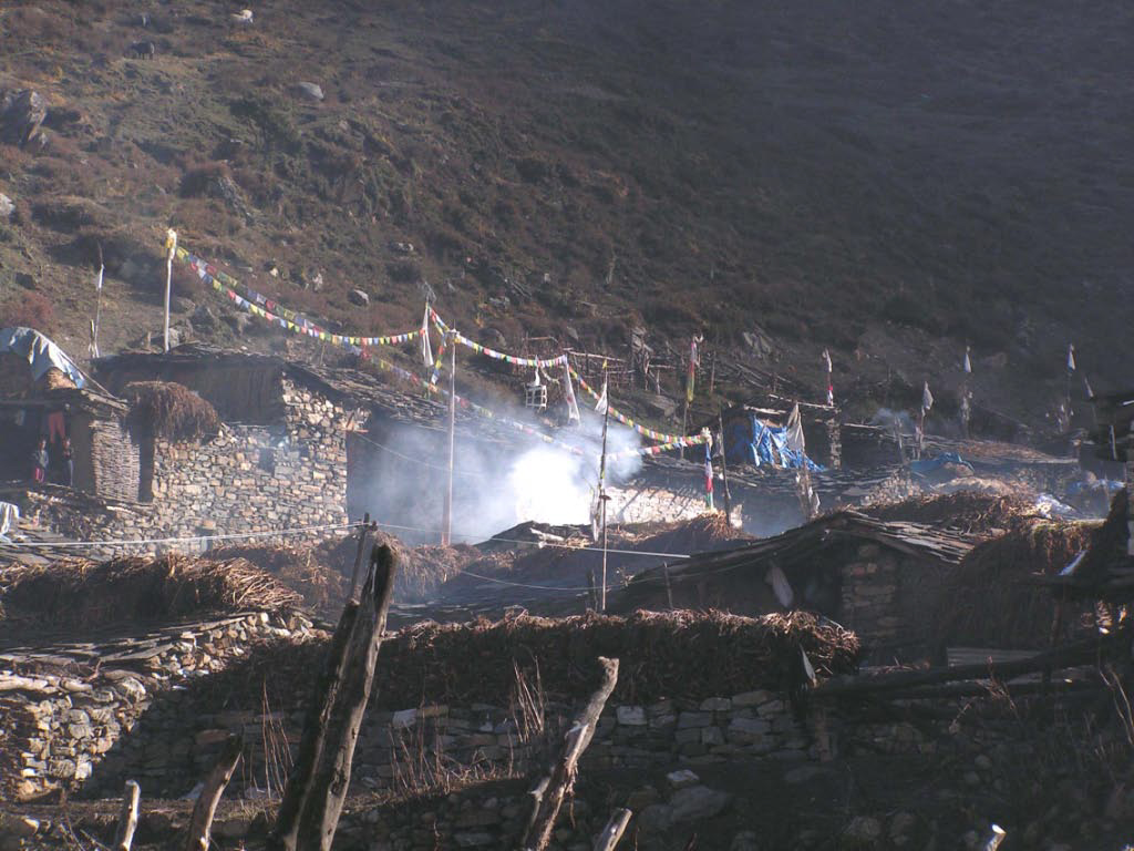 Village de Samdo, toits en ardoise, murs de pierres, drapeaux de prières